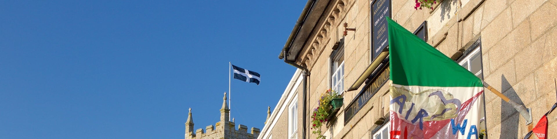 St Just montrant signalisation et patrimoine architectural