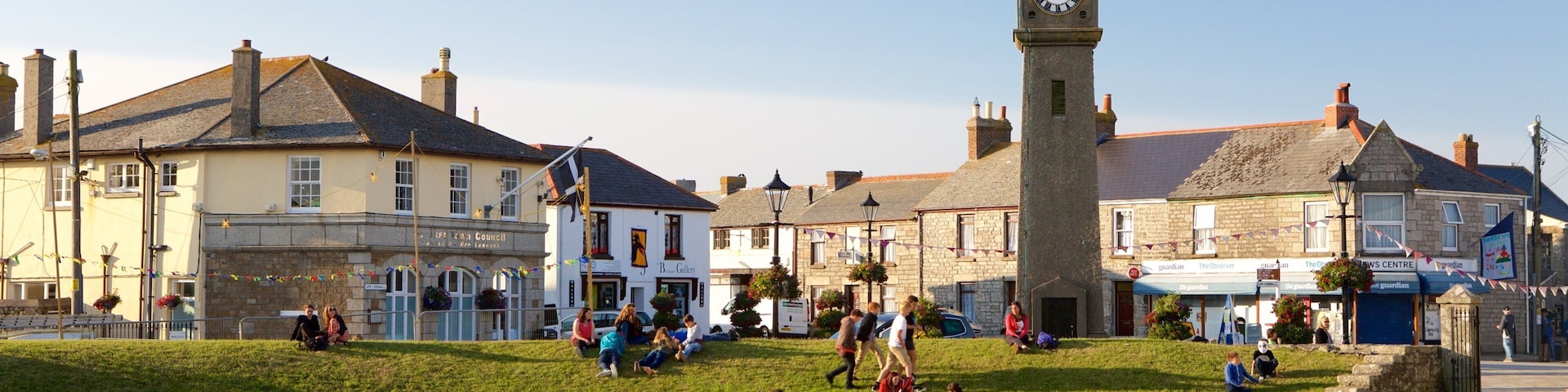 St Just montrant ville cĂŽtiĂšre, patrimoine architectural et jardin
