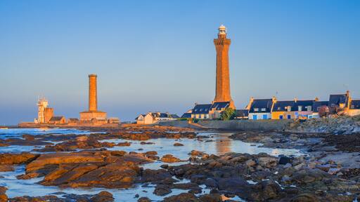 Une ville côtière dotée de trois phares remarquables, d’un littoral rocheux et de bâtiments traditionnels.
