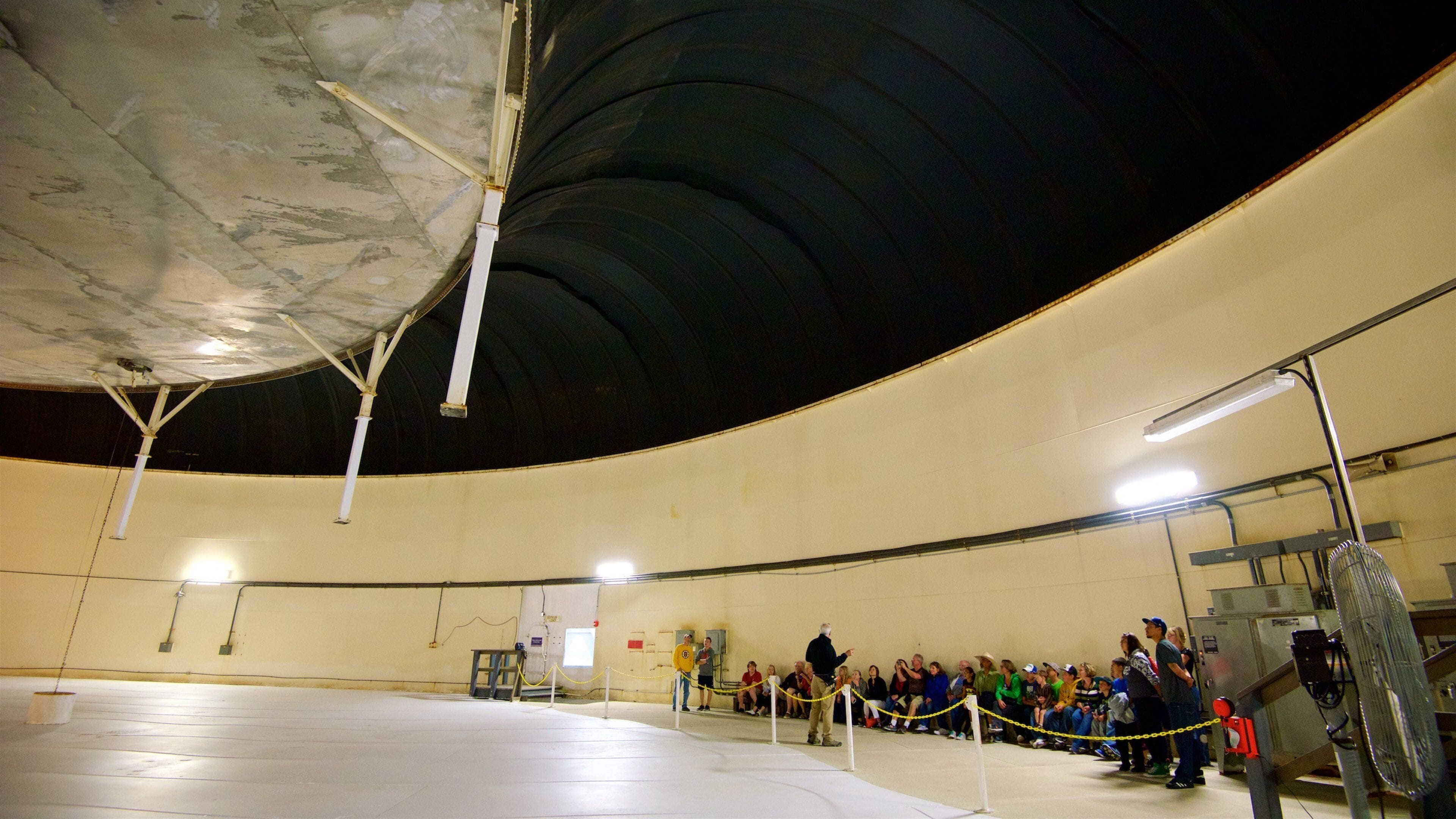 Biosphere 2 som viser innendørs i tillegg til en liten gruppe med mennesker