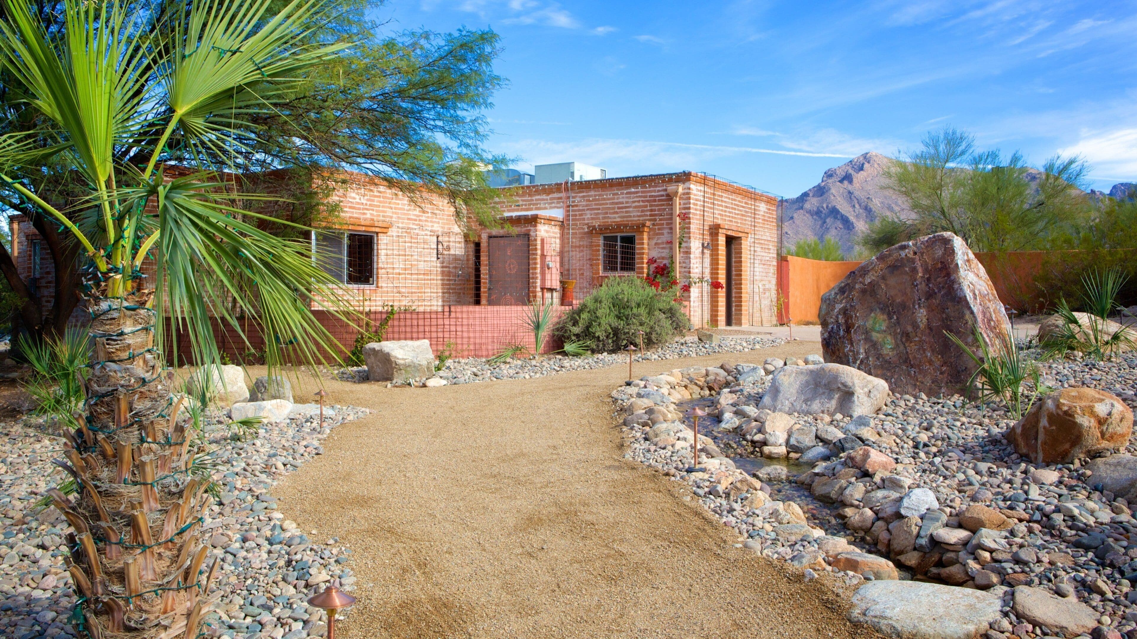 Tohono Chul Park showing a park