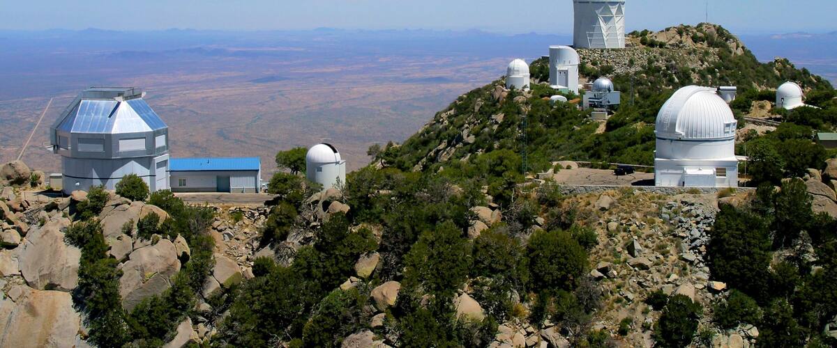 Kitt Peak National Observatory som visar berg och ett observatorium