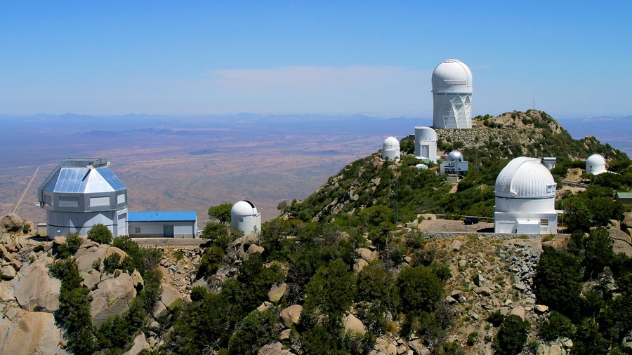 Kitt Peak National Observatory som visar berg och ett observatorium