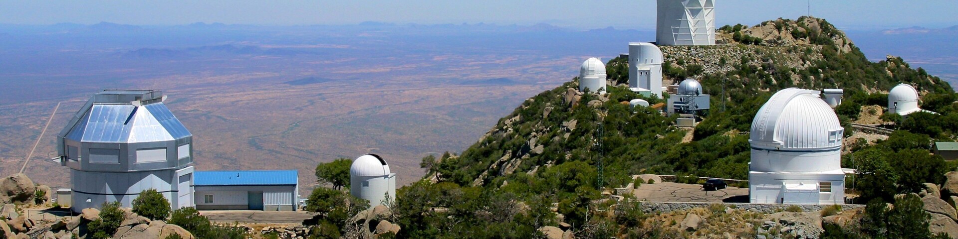 Kitt Peak National Observatory mostrando montañas y un observatorio