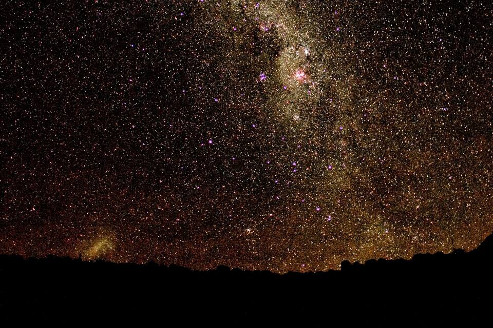 Cielo estrellado con la silueta de una persona.