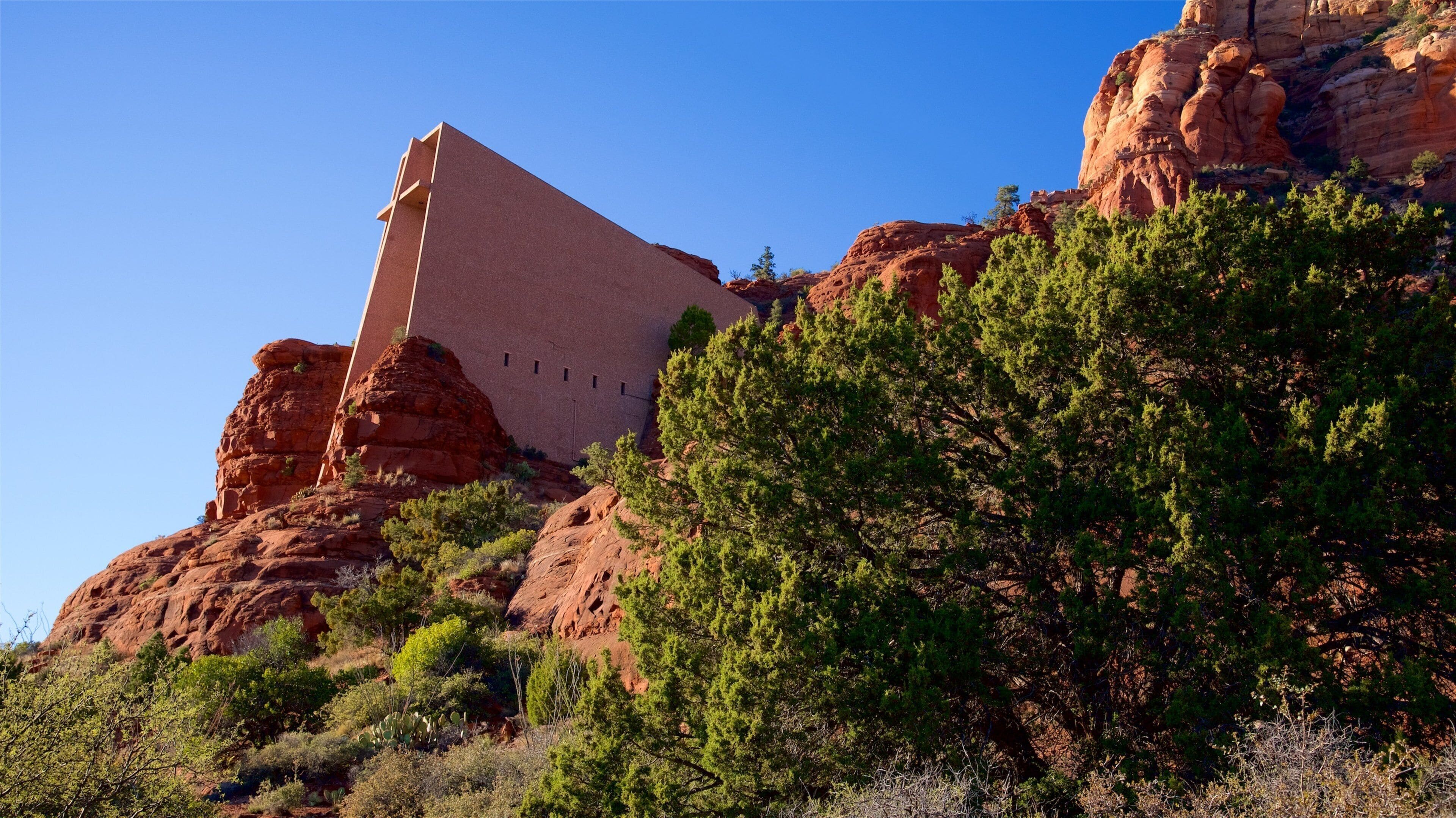 Chapel of the Holy Cross which includes tranquil scenes, modern architecture and mountains