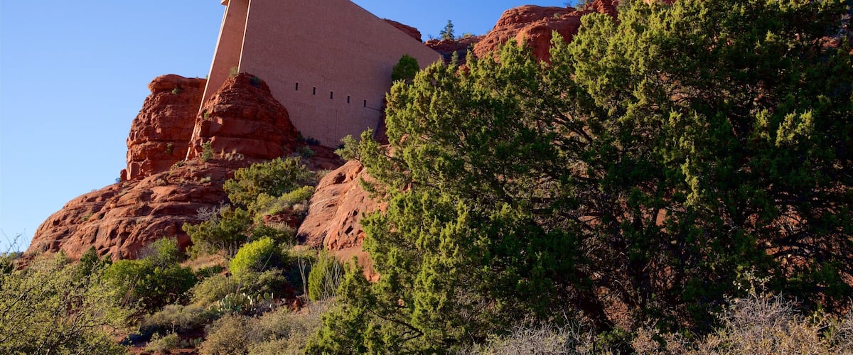 Chapel of the Holy Cross which includes tranquil scenes, modern architecture and mountains