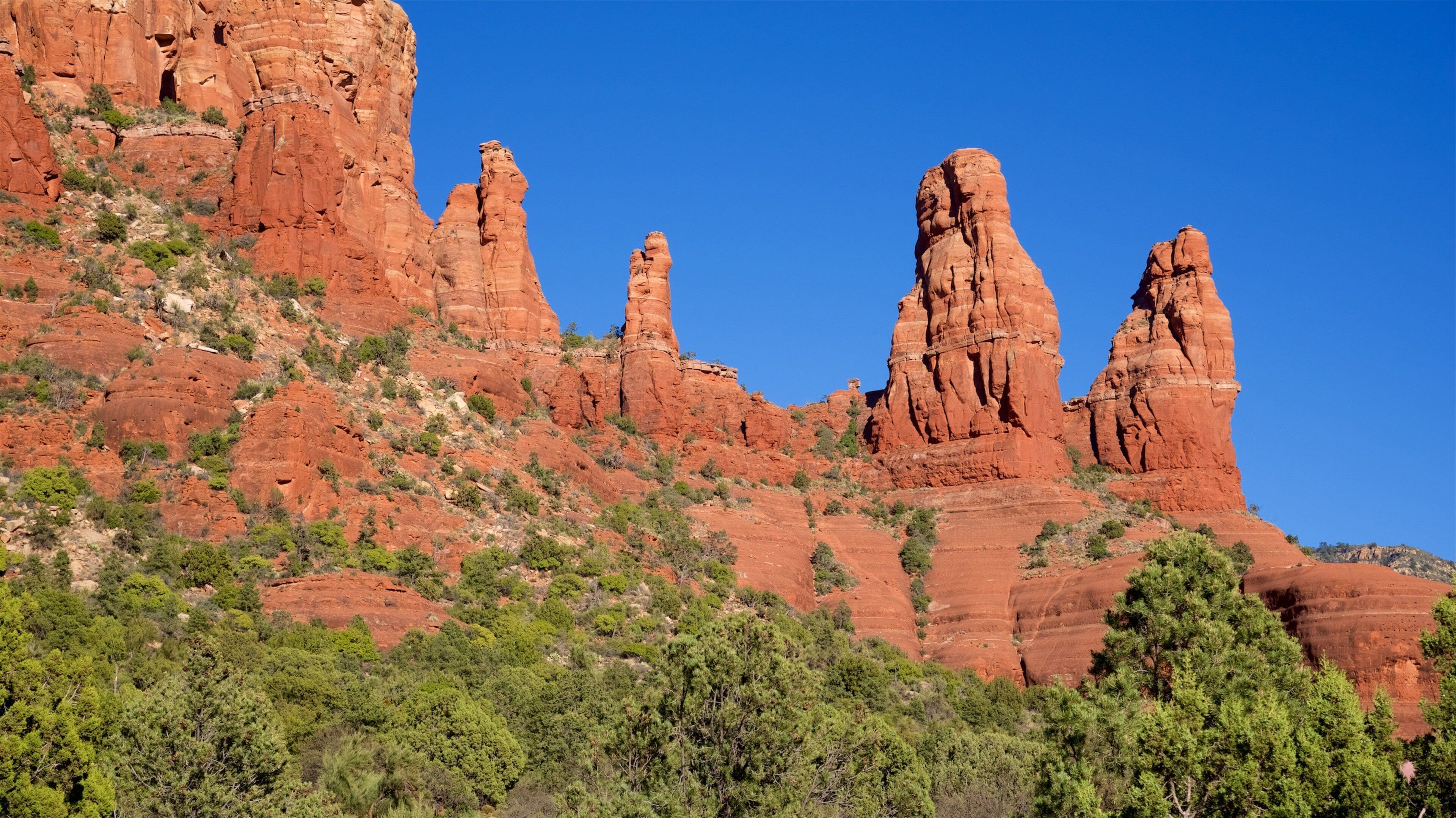 Chapel of the Holy Cross fasiliteter samt fjell og rolig landskap