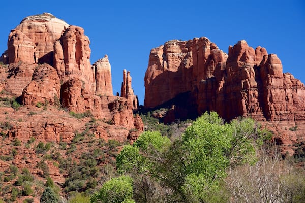 Cathedral Rock showing tranquil scenes and mountains