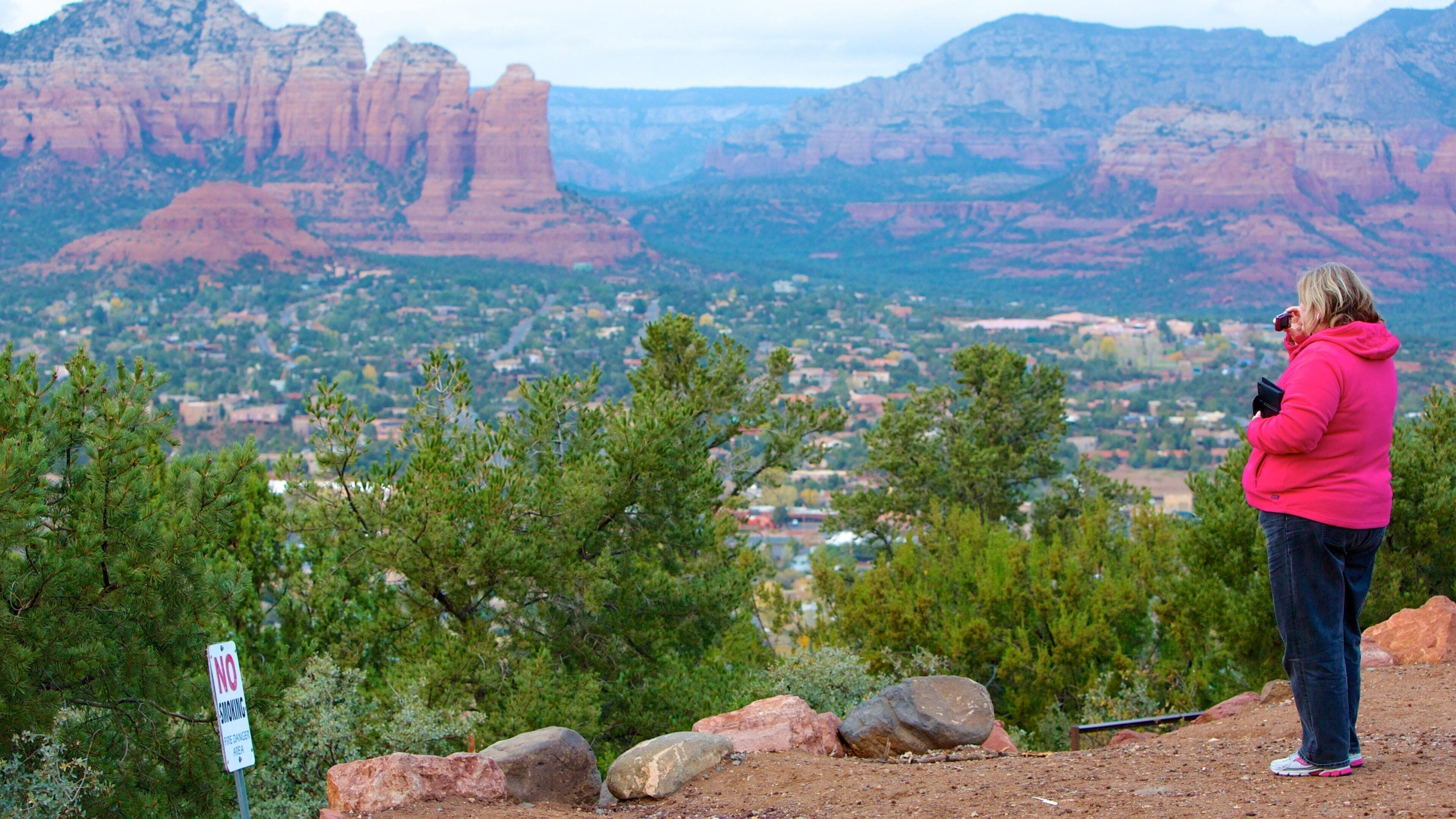 Coffee Pot som inkluderer utsikt og liten by eller landsby i tillegg til en kvinne