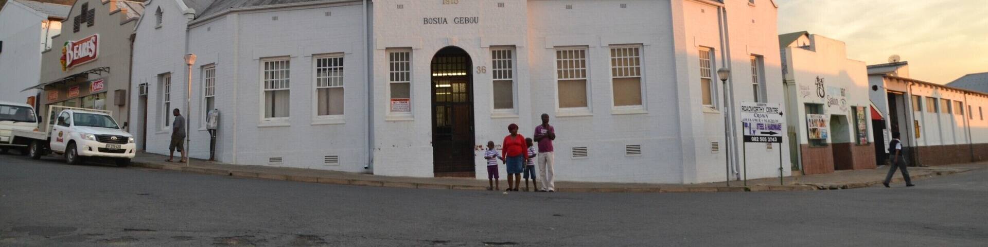 The old gold mining town Barberton, in Mpumalanga, South Africa, has lots of picturesque colonial buildings. It is worth a stop for a few days, when/if you are in the area. It is nicer and more fun than nearby Neilspruit.
Behind the mountains in the background lies beautiful Swaziland, which you can read about here: http://www.earthseeing.com/swaziland-night-listen-sound-animals/
#southafrica #baberton #colonial #arcitecture #mountains #swaziland
