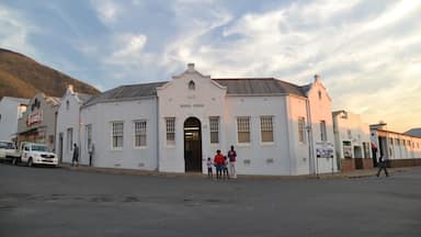 The old gold mining town Barberton, in Mpumalanga, South Africa, has lots of picturesque colonial buildings. It is worth a stop for a few days, when/if you are in the area. It is nicer and more fun than nearby Neilspruit.
Behind the mountains in the background lies beautiful Swaziland, which you can read about here: http://www.earthseeing.com/swaziland-night-listen-sound-animals/
#southafrica #baberton #colonial #arcitecture #mountains #swaziland