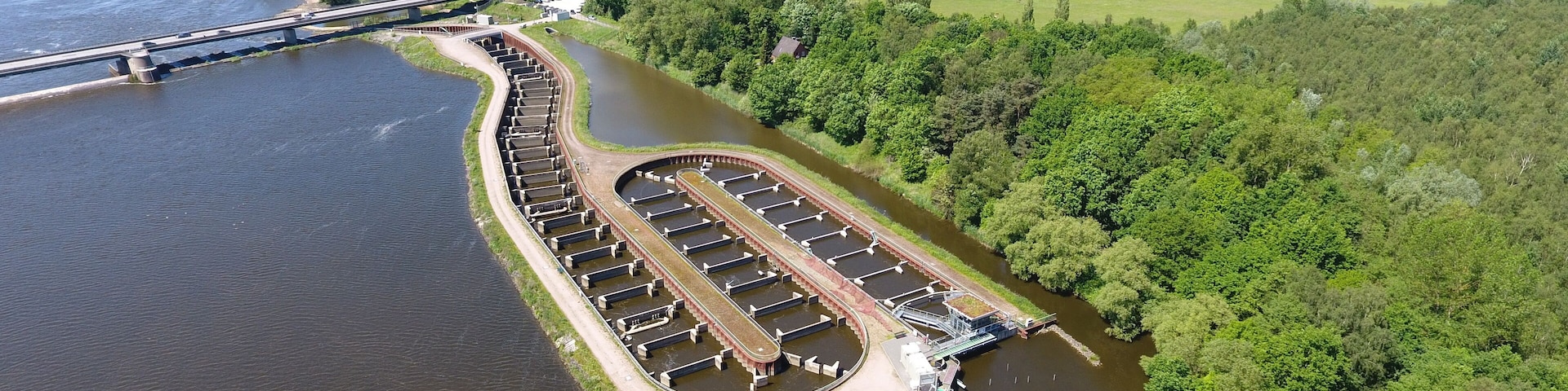 Die Luftbildaufnahme zeigt die größte Fischtreppe Europas, welche sich an der Staustufe Geesthacht in der Elbe bei Geesthacht befindet.
