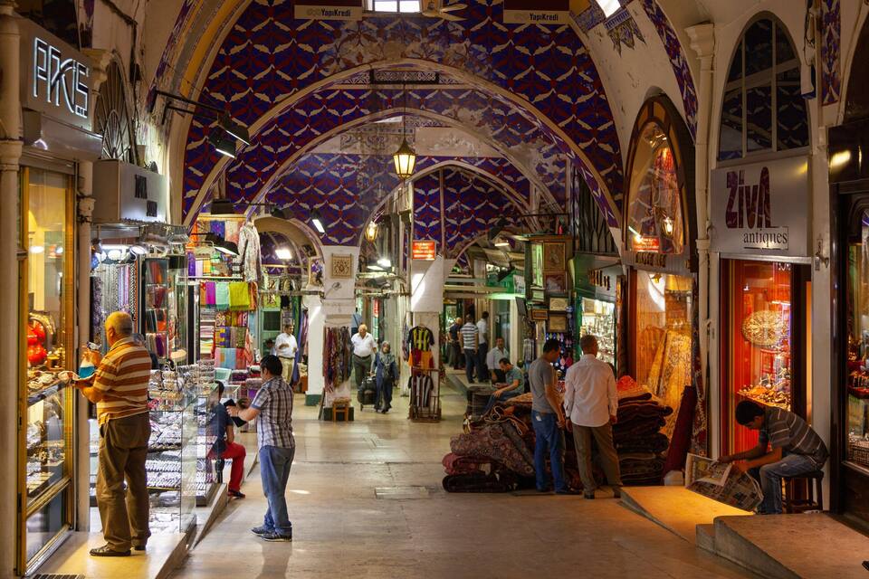 Un mercado animado con puestos coloridos y un techo con diseños.