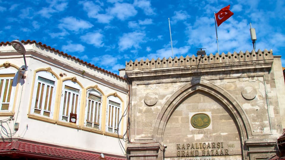 Um edifício histórico com uma placa indicando