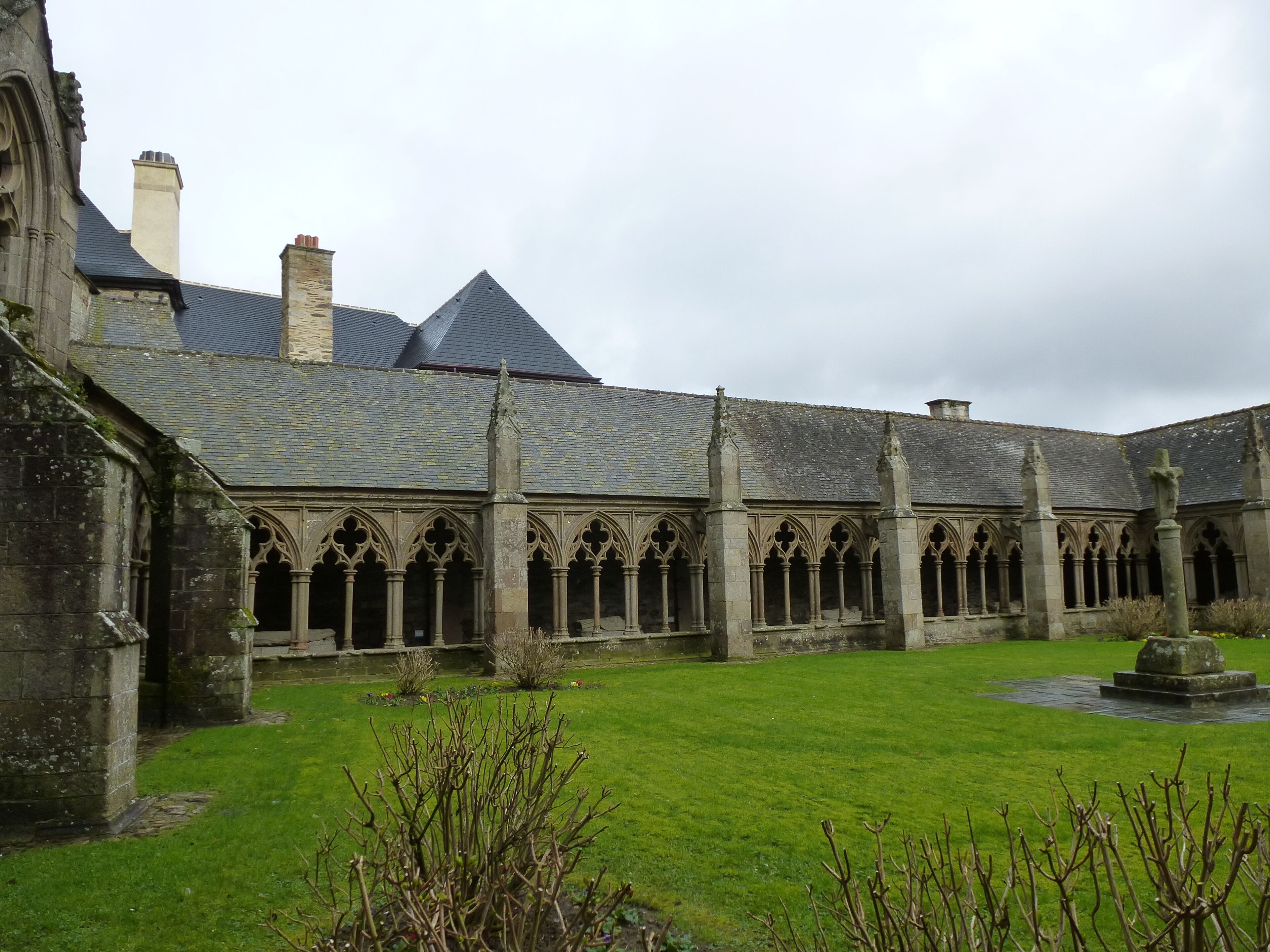 treguier , le cloitre