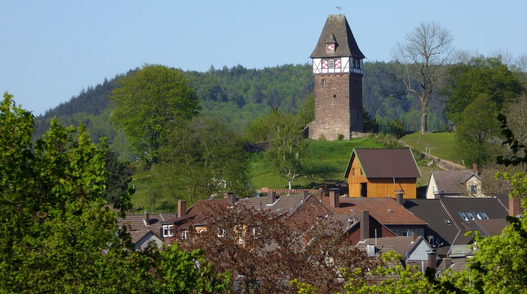 Försterbergturm in Stadtoldendorf, Landkreis Holzminden, Niedersachsen. Der ehemaligen Turm der Stadtbefestigung auf dem Försterberg wurde nach langjährigem Verfall 1936 wieder erhöht und mit Fachwerkaufsatz und Dach versehen, er ist seitdem Wahrzeichen der Stadt Stadtoldendorf. Angrenzend an den Turm sind Reste der Stadtmauer erhalten