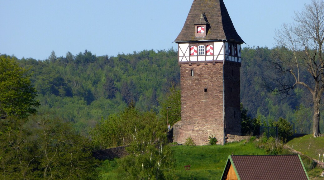 Försterbergturm in Stadtoldendorf, Landkreis Holzminden, Niedersachsen. Der ehemaligen Turm der Stadtbefestigung auf dem Försterberg wurde nach langjährigem Verfall 1936 wieder erhöht und mit Fachwerkaufsatz und Dach versehen, er ist seitdem Wahrzeichen der Stadt Stadtoldendorf. Angrenzend an den Turm sind Reste der Stadtmauer erhalten