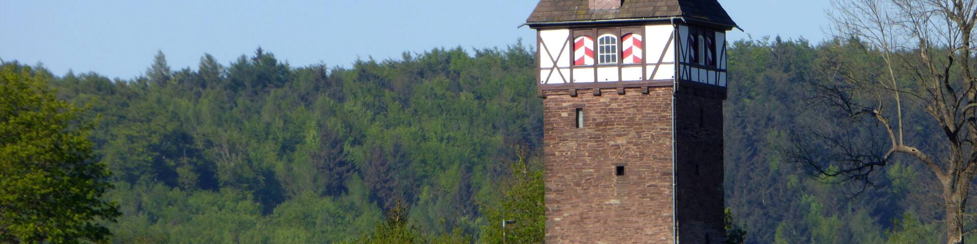 Försterbergturm in Stadtoldendorf, Landkreis Holzminden, Niedersachsen. Der ehemaligen Turm der Stadtbefestigung auf dem Försterberg wurde nach langjährigem Verfall 1936 wieder erhöht und mit Fachwerkaufsatz und Dach versehen, er ist seitdem Wahrzeichen der Stadt Stadtoldendorf. Angrenzend an den Turm sind Reste der Stadtmauer erhalten