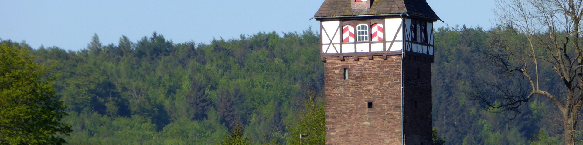 Försterbergturm in Stadtoldendorf, Landkreis Holzminden, Niedersachsen. Der ehemaligen Turm der Stadtbefestigung auf dem Försterberg wurde nach langjÀhrigem Verfall 1936 wieder erhöht und mit Fachwerkaufsatz und Dach versehen, er ist seitdem Wahrzeichen der Stadt Stadtoldendorf. Angrenzend an den Turm sind Reste der Stadtmauer erhalten