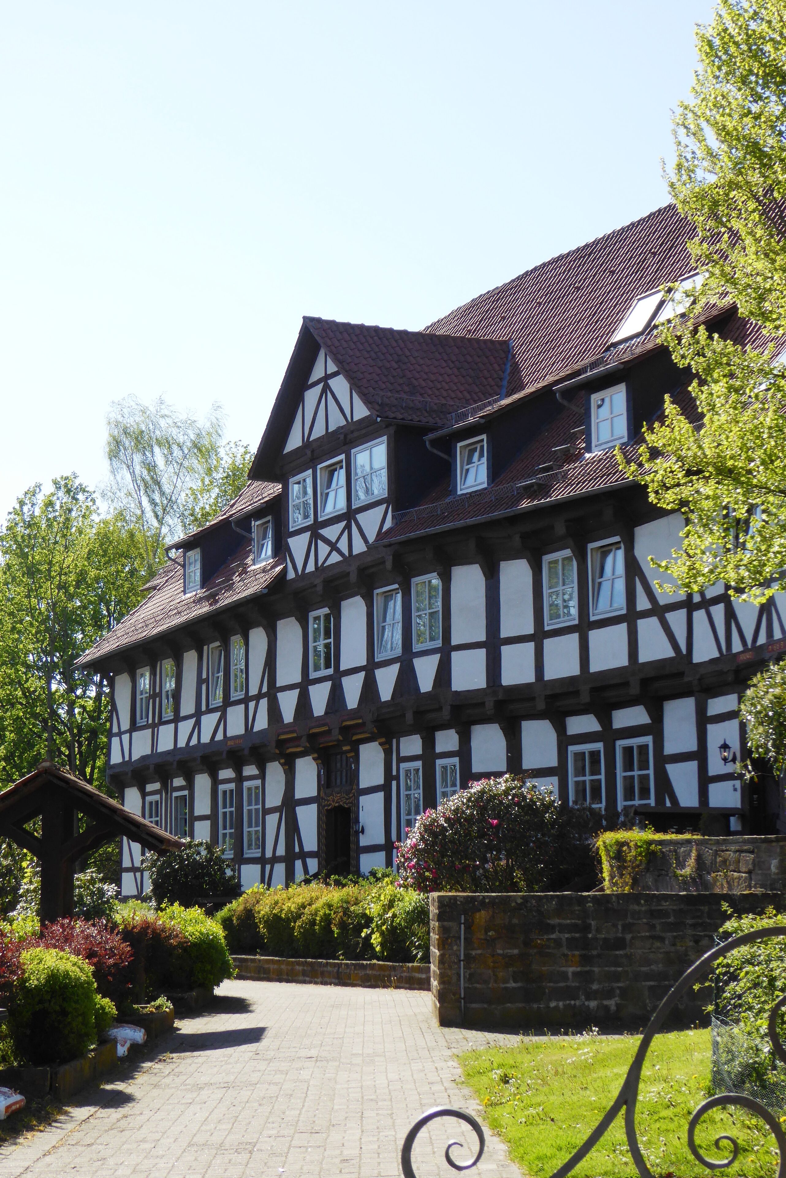 Ehemaliger Herrensitz der Herren von Campe in Stadtoldendorf, Landkreis Holzminden, Niedersachsen. Von 1418 bis 1980 im Besitz derer von Campe, 1981-84 erneuert durch Karl Friedrich Voss. Lt. Balkeninschrift im ältesten Teil erbaut 1561, Anbauten 1664, 1669 und im 18. Jahrhundert (Quelle: Informationstafel am Tor)