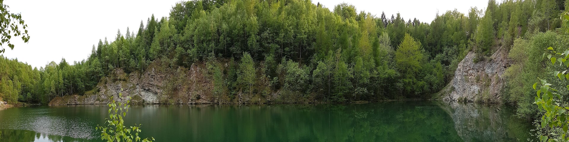 Auf dem Bild zu sehen, der Ausblick von einer Lichtung am Ufer über den Karthagensee in Stadtoldendorf; Bereich im EU-Vogelschutzgebiet DE-4022-431 „Sollingvorland“.