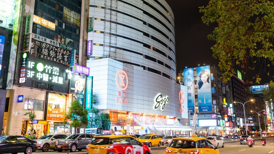 Daan featuring cbd, night scenes and street scenes