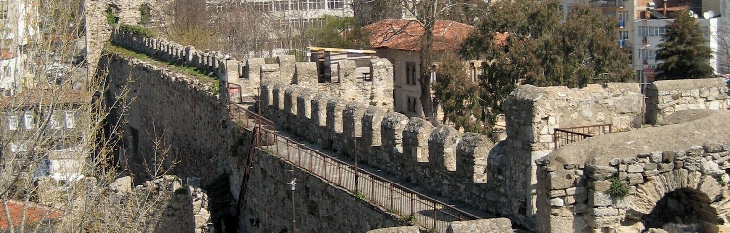 City walls of Sinop. It was pleasant to take a walk around them so long as the weather is nice. I can recommend a trip along the Black Sea coast in Turkey. You will see wonderful crumbly history and real village life. Stop for fish meals at the seaside towns of Unye or Ordu, but give Samsun a miss. The laned highway just takes you on through just like in all the big towns these days.