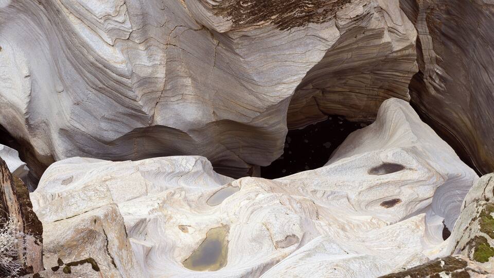 A rock formation with layered strata and a crevice.
