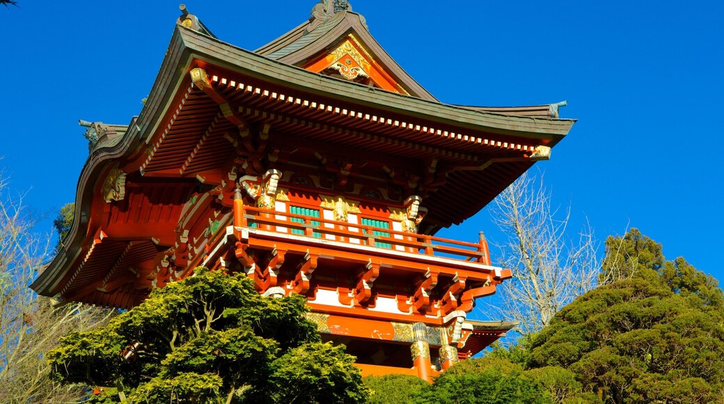 Den japanske tehave som viser historiske bygningsværker og en park