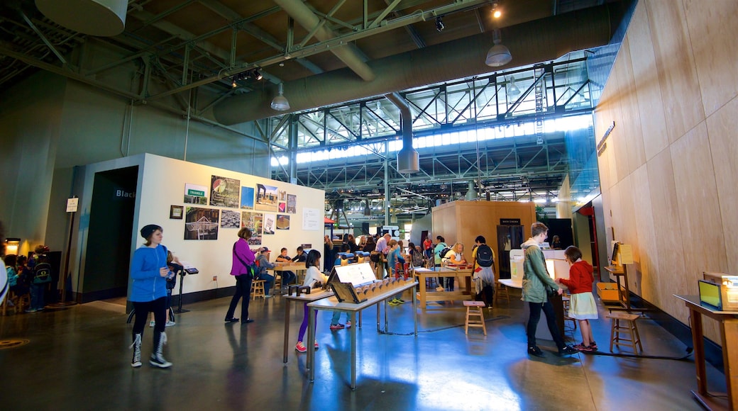 Museo Exploratorium ofreciendo vista interna y también un pequeño grupo de personas