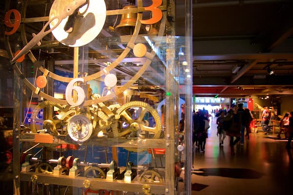 Eine große mechanische Uhr mit sichtbaren Zahnrädern und Ziffern.