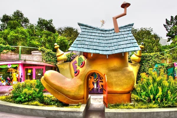 Children\'s Fairyland mit einem Garten und Outdoor-Kunst