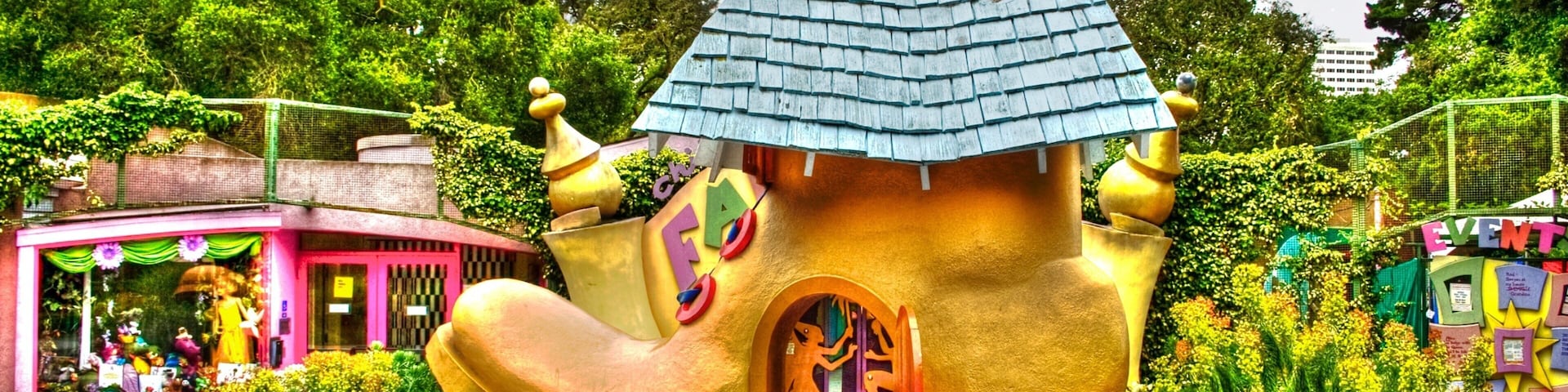 Children\'s Fairyland que inclui um parque e arte ao ar livre