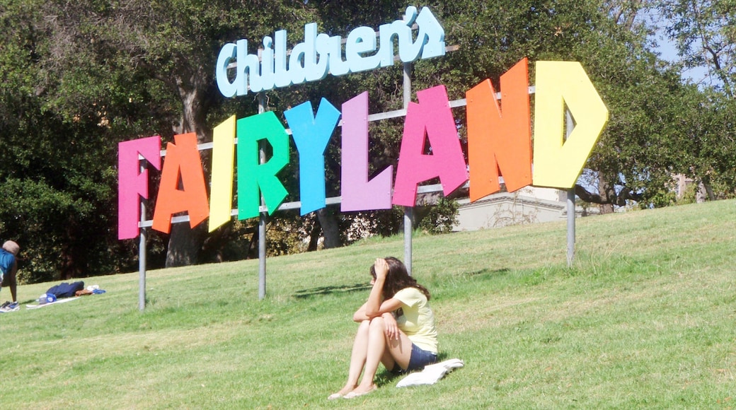 Children\'s Fairyland ofreciendo señalización y también una mujer