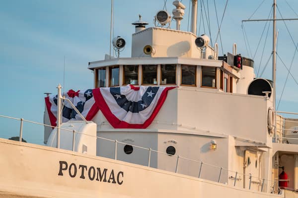 Ein Boot namens POTOMAC mit einer Flagge und verschiedenen Antennen.