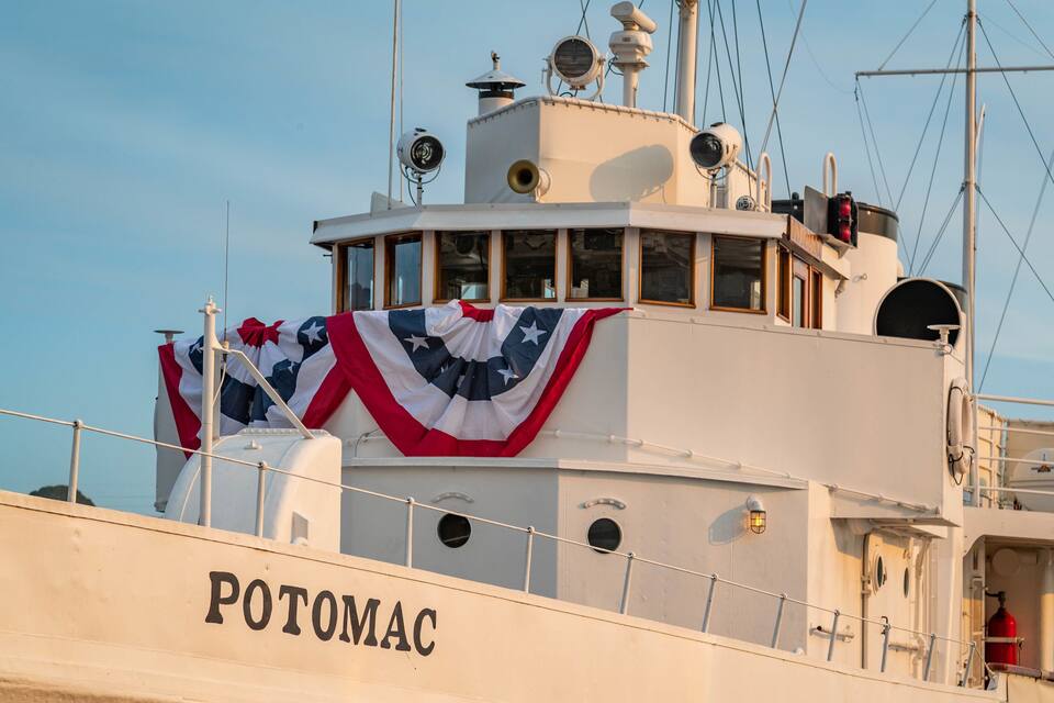 Una barca chiamata POTOMAC con una bandiera e diverse antenne.