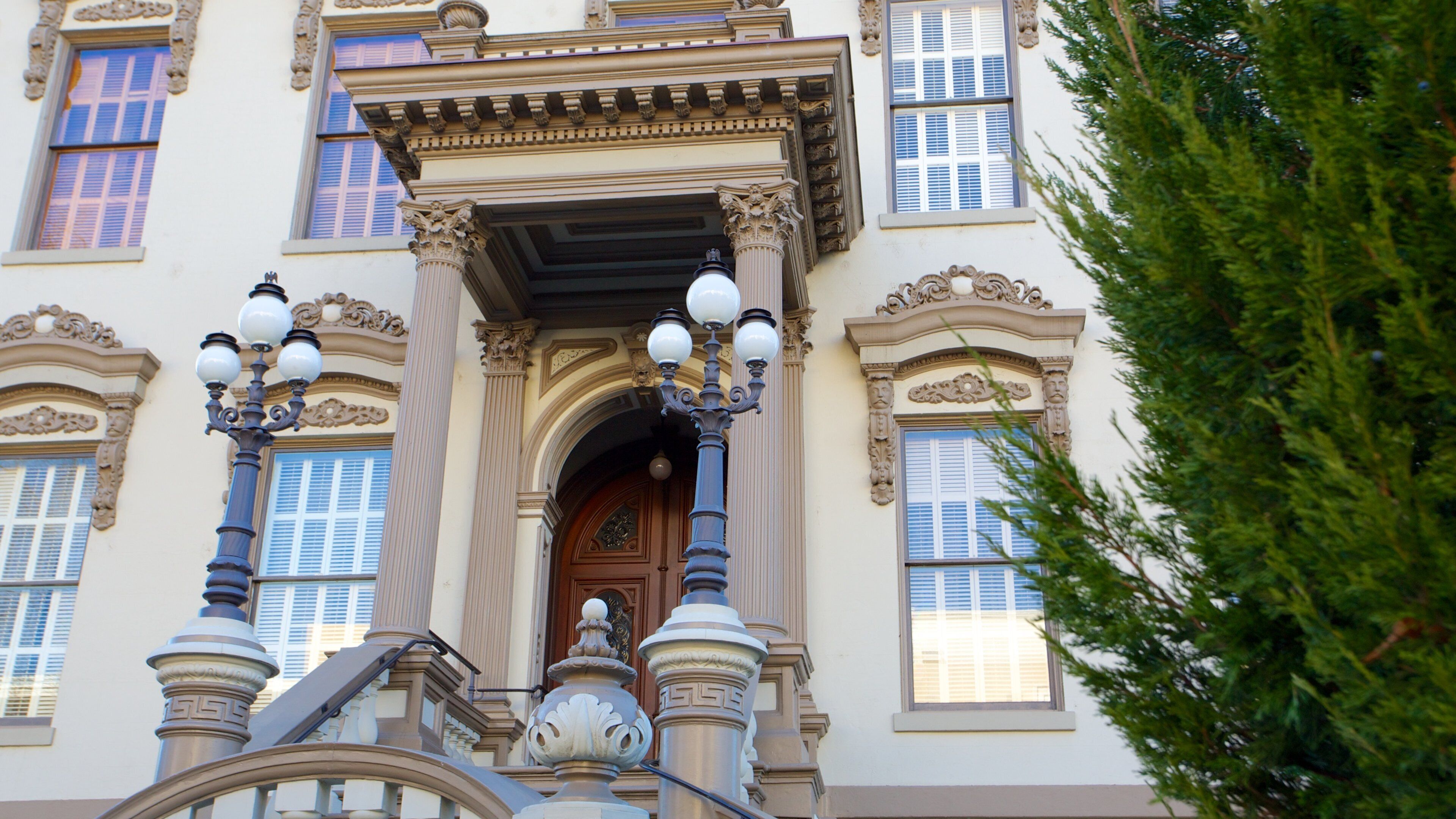 Leland Stanford Mansion State Historic Park showing heritage architecture