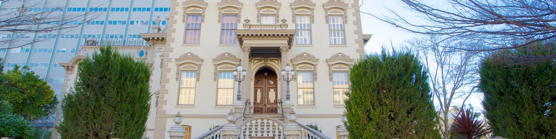 Leland Stanford Mansion State Historic Park mostrando arquitectura patrimonial, una casa y una ciudad
