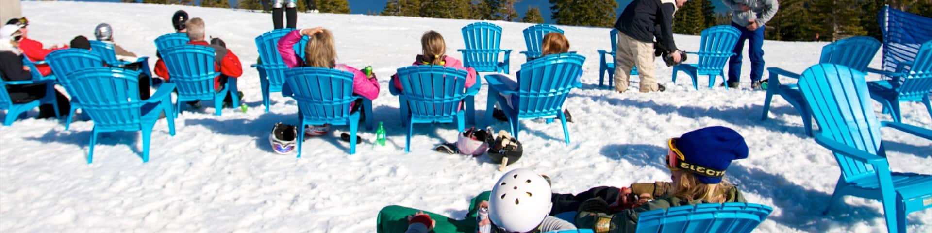 Homewood Mountain Resort toont een luxueus hotel of resort, sneeuw en bergen