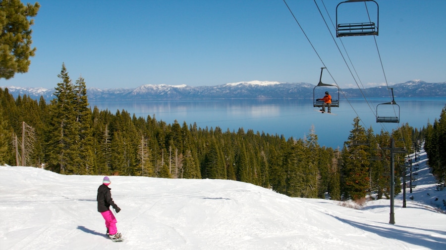 Homewood Mountain Resort which includes snow skiing, snow and mountains