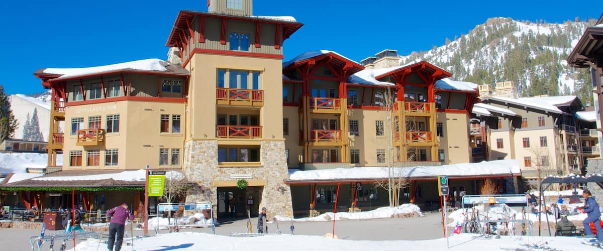 Squaw Valley Resort som inkluderar snö och ett lyxhotell