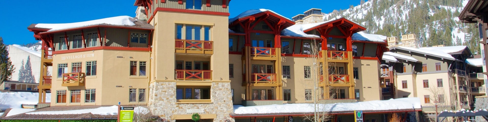 Squaw Valley Resort mostrando un hotel o complejo turístico de lujo y nieve