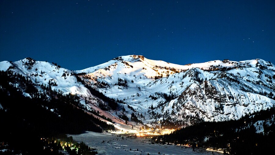 Squaw Valley Resort ofreciendo escenas nocturnas, montañas y vistas de paisajes