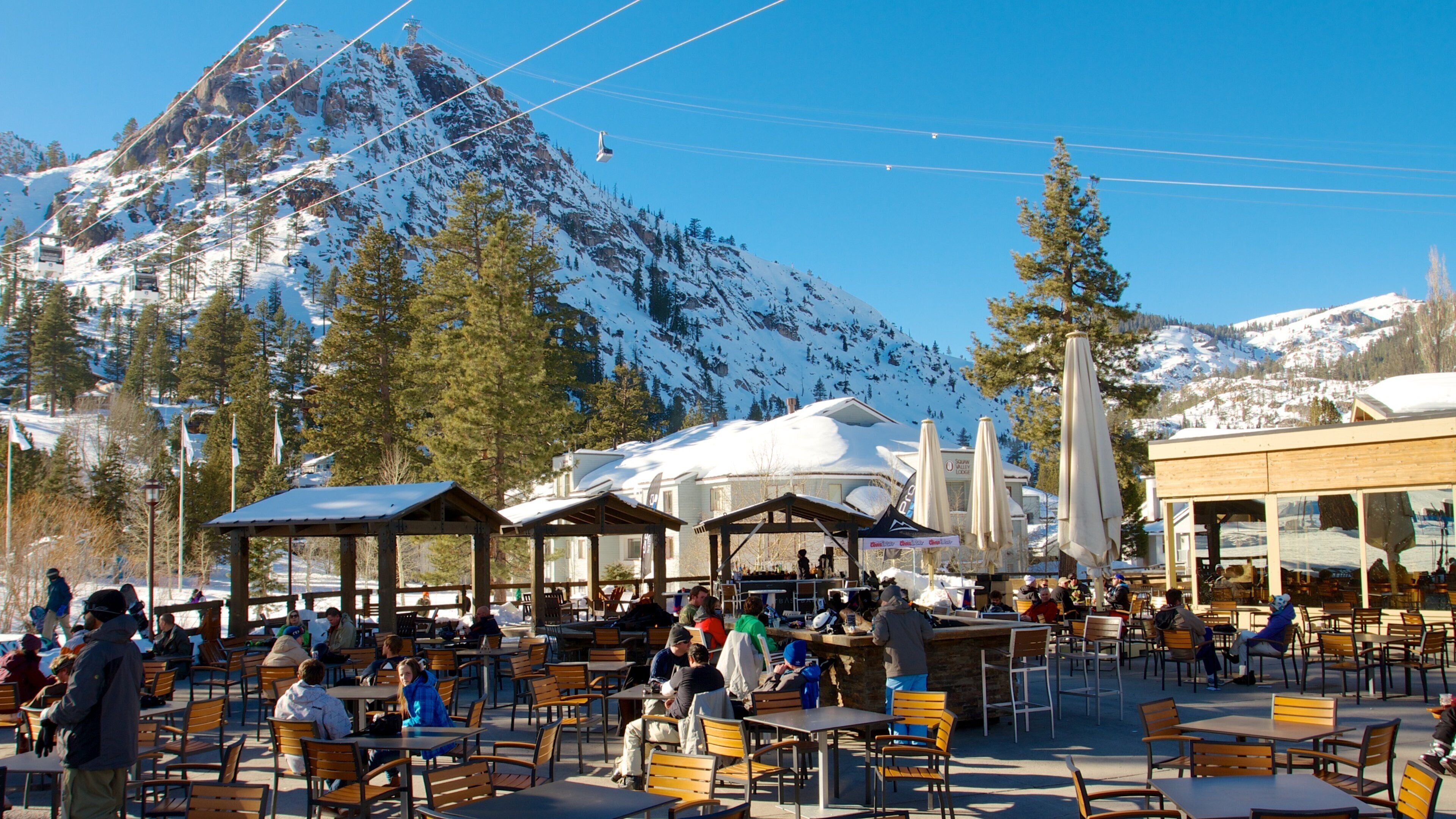 สกีรีสอร์ท Squaw Valley Resort ซึ่งรวมถึง รับประทานอาหารกลางแจ้ง, ภูเขา และ หิมะ