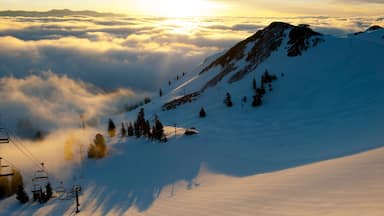 Squaw Valley Resort caratteristiche di neve, montagna e tramonto