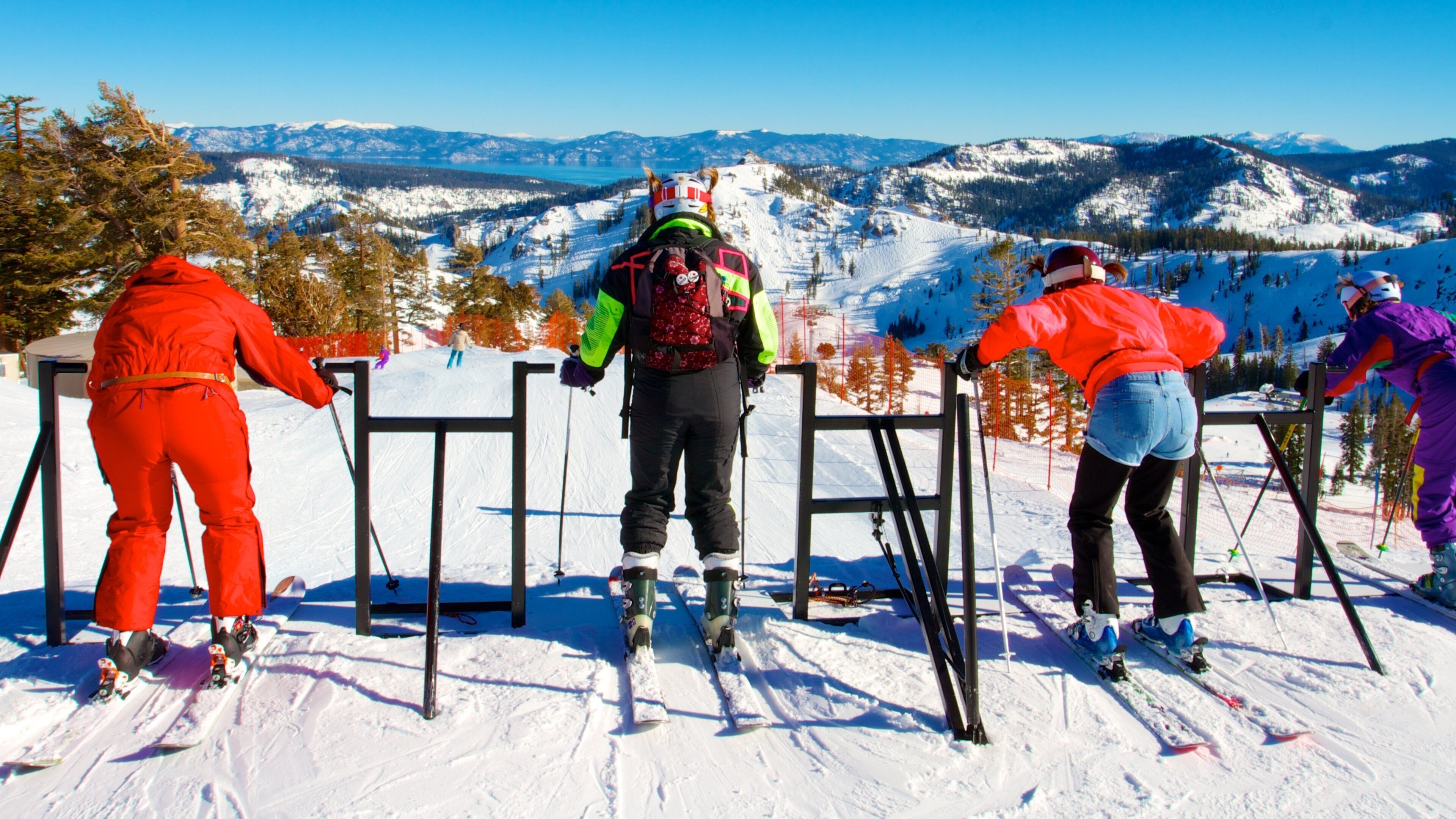 สกีรีสอร์ท Squaw Valley Resort ซึ่งรวมถึง สกีหิมะ, หิมะ และ ภูเขา