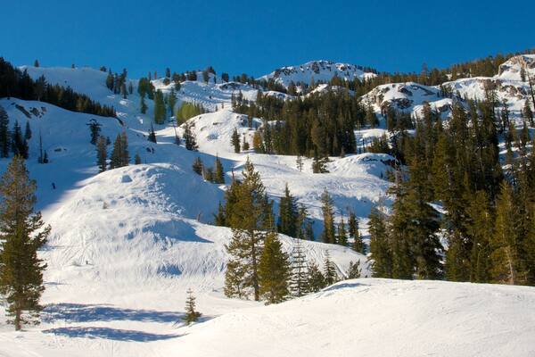 Squaw Valley Resort joka esittää vuoret, maisemat ja rauhalliset maisemat