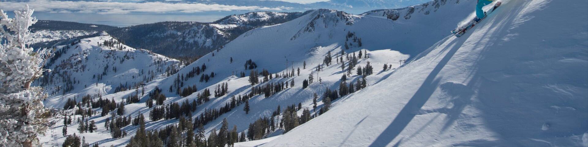 Squaw Valley Resort og byder på skiløb, sne og udsigt over landskaber