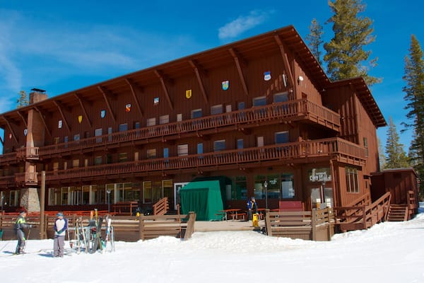 Sugar Bowl joka esittää lunta ja vanha arkkitehtuuri